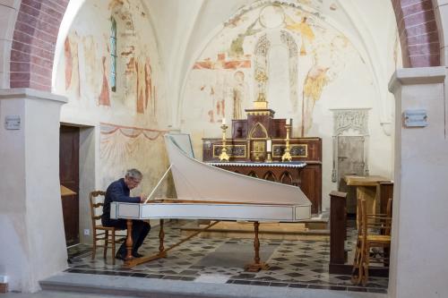 Avant le concert, Pierre Perdigon accorde le clavecin